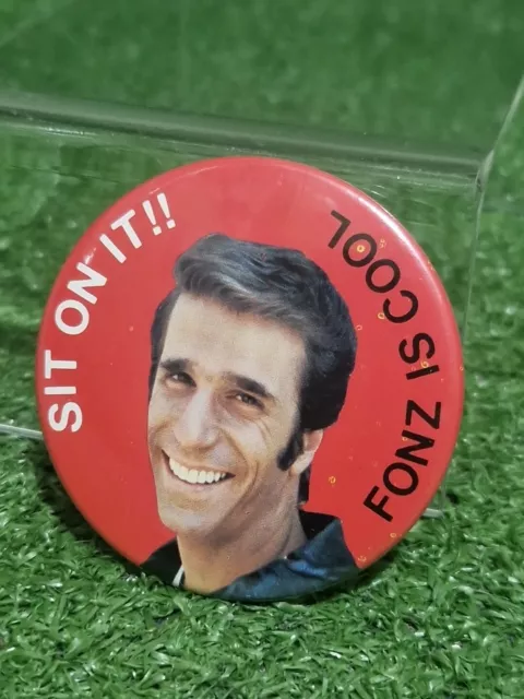 Vintage FONZ SIT ON IT Happy Days Henry Winkler Metal Pin Badge 1977 5cm VGC