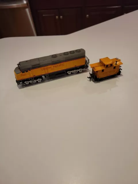 Vintage Union Pacific Locomotive HO Diesel #3901 And Caboose 1654 - Untested