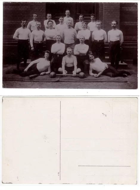 Turnverein,Männer beim Kraftsport Sporty male friends Foto RPPC c.1910