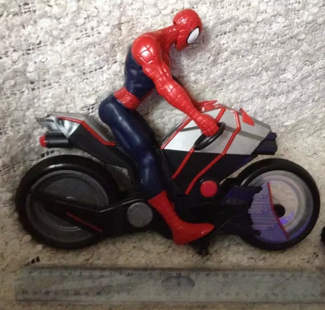 Vous choisissez Moto Marvel Spider-Man avec figurine Spider-Man -   France