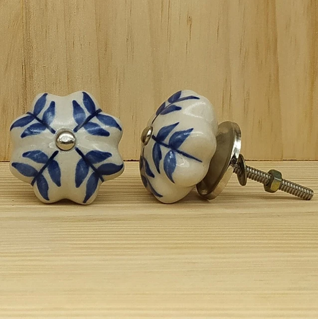Lot de 2 boutons céramique de portes tiroirs meuble FLEUR diam 4 cm REF  22