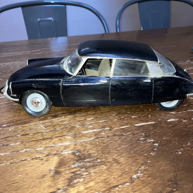 Ancien jouet citroën solido 1/18 DS 19 1963 Noire Présidentielle?