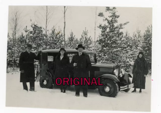 Orig Foto ca. 1930 Familie posiert mit Auto Wanderer aus Berlin im Winterwald
