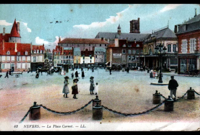 NEVERS (58) RESTAURANT BARDOT & CAFE AGRICOLE / Place CARNOT animée en 1913