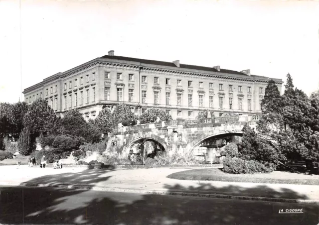 CPM - Metz l'esplanade et le palais de justice
