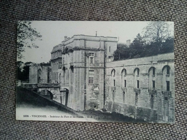 Cpa Vincennes Intérieur Du Fort Et Les Fosses