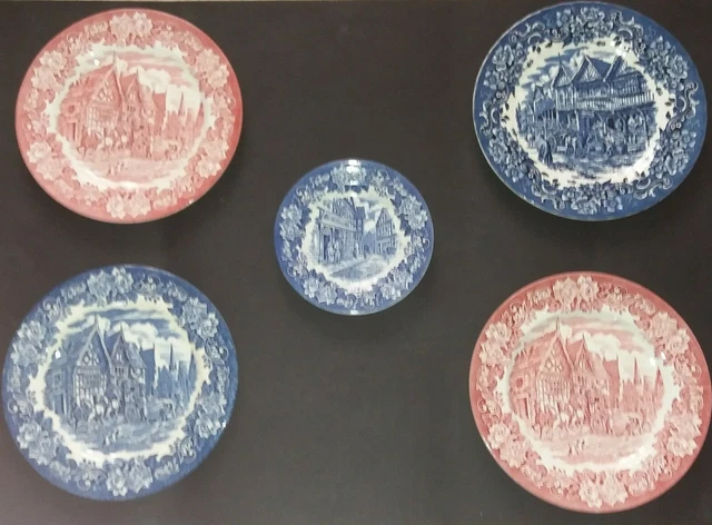 Joblot of Four (4) Decorative Dinner Plates and One (1) Side Plate Joblot of Four (4) Decorative Dinner Plates and One (1) Side Plate