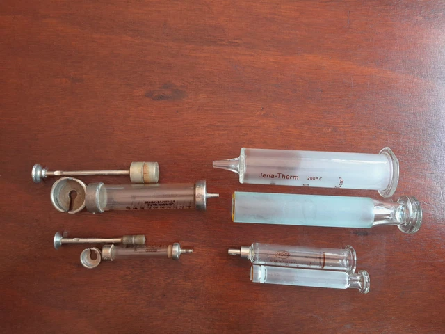 Konvolut VIER historische Glas- /Metallspritzen/ Arzt/Apotheker/ Sanitätszeug