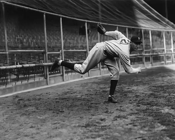 Schoolboy Rowe of the Detroit Tigers throwing a ball Baseball Old Photo 3