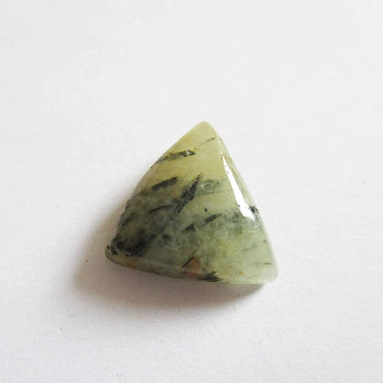 Préhnite cabochon pierre fine 17x15x7mm gemme multicolore reiki chakra plexus