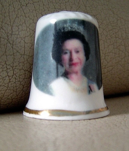 DECORATIVE THIMBLE Fine Bone China Queen Elisabeth II £5.70