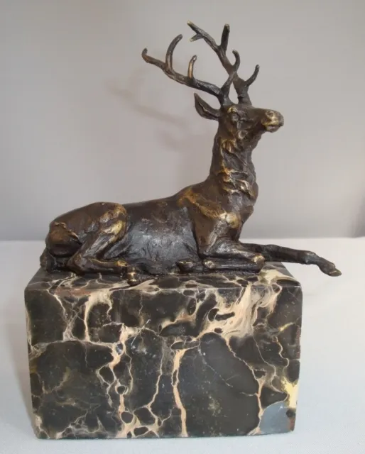 Estatua Ciervo Fauna Art Deco Estilo Art Nouveau Estilo Bronce sólido Firmado