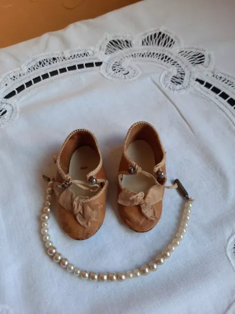 Chaussures poupee ancienne + Collier