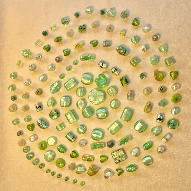 Lot d’environ 410 grammes de perles en verre multicolore vert