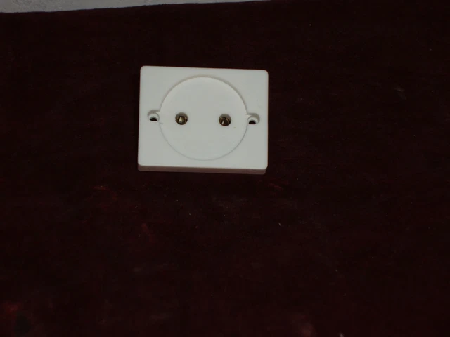 Réglette De Prises LEGRAND Mistral 18 Prises 2P+T - Réf. 832 39 (ouverte, Jamais Utilisée)