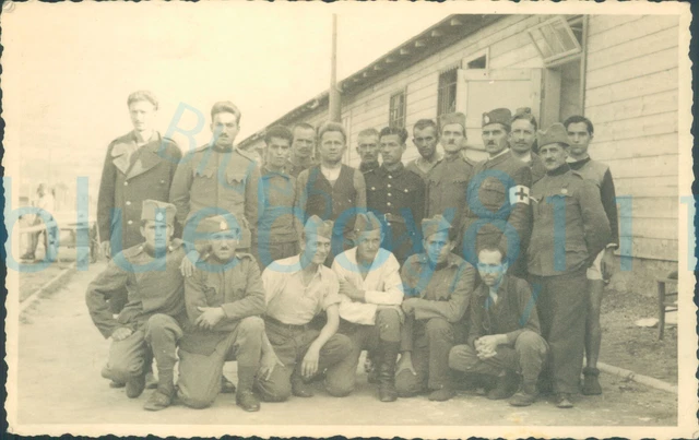 WW2 BRITISH & other POWs at camp billet group Photo Stalag 18 5.2x3.2 ...