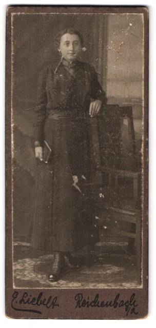 Fotografie E. Liebelt, Reichenbach, Junge Frau in langem Kleid mit zurückgestec