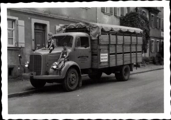 Foto Uffenheim, Kinder sitzen auf einem Laster, LKW, 1956 - 4271361