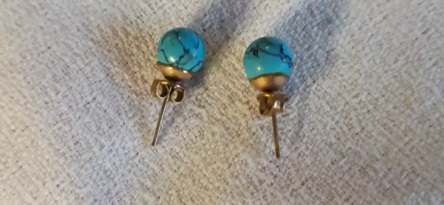 Paire de boucle d'oreille dormeuse avec des cabochons turquoise