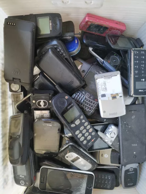 Lot of  50pcs  Assorted Cell Phones For Parts, Scrap or Gold Recovery