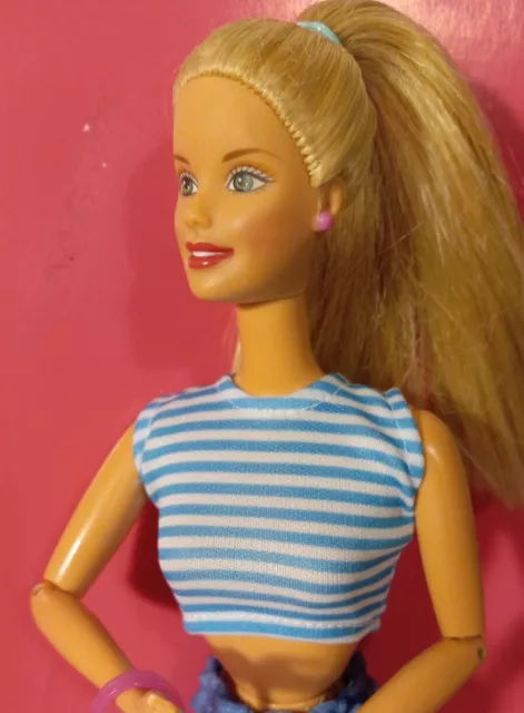 Muñeca Barbie 2001 cuidado de la perrera enderezada con imán en mano pendientes de cabello rubio 3