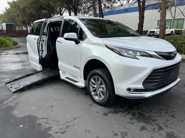 2022 Toyota Sienna XLE Hybrid Braunability Handicap Fully Loaded