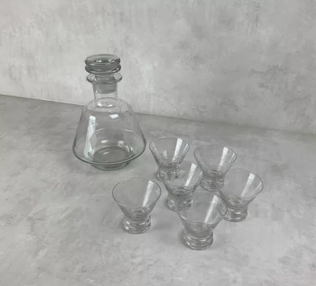 Magnifique service à liqueur avec six verres et une carafe en cristal gravé