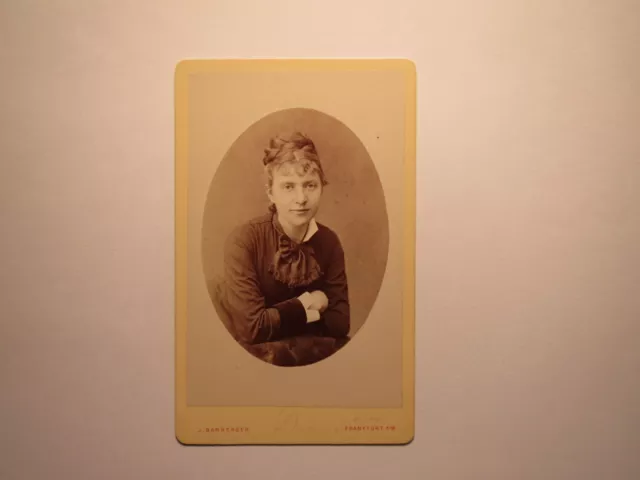 Mädchen - junge Frau mit Zopf / CDV Joseph Bamberger Frankfurt a. M.