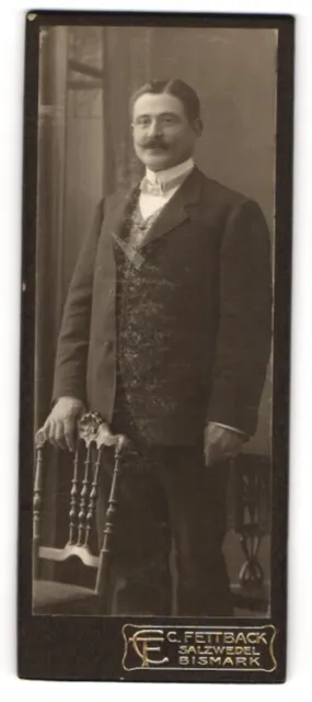 Fotografie C. Fettback, Salzwedel, Portrait stattlicher Herr im Anzug mit Flieg