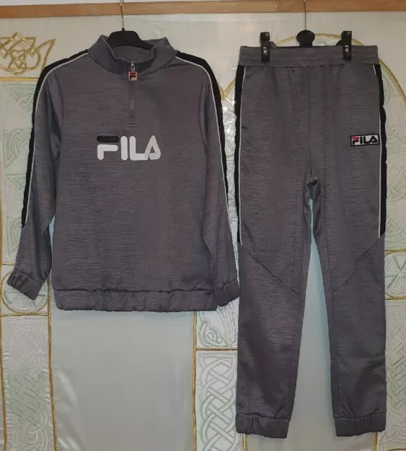 Tuta Fila età 13-15 anni grigio con maglietta FILA rossa, bianca e blu 13-15 Y