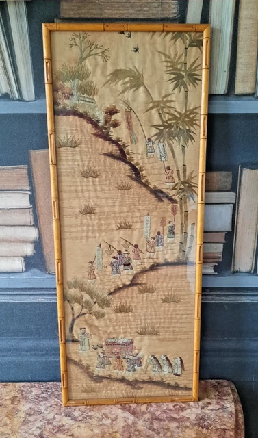 Paire De Broderies Chinoises Sur Soie - Encadrées Sous Verre - Paysage De Montagne Et Bord D'Eau - Occasion