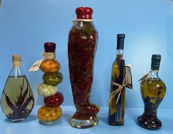 Oil Vinegar Infused Green & Red Pepper Glass  Bottles - Good For Top Of Cabinets