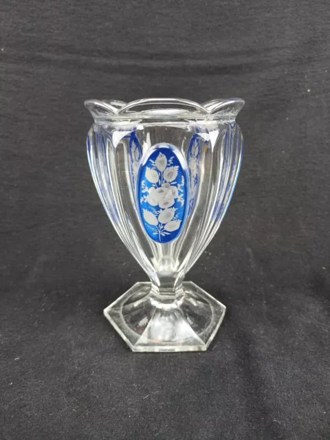 Grand calice ou verre à pied gravé bleu cristal style BACCARAT ou SAINT LOUIS ?