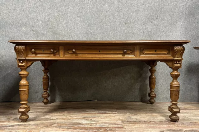 Magnifique bureau plat de centre style Renaissance en noyer massif vers 1850