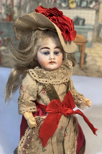 Poupées, vêtements et accessoires en porcelaine