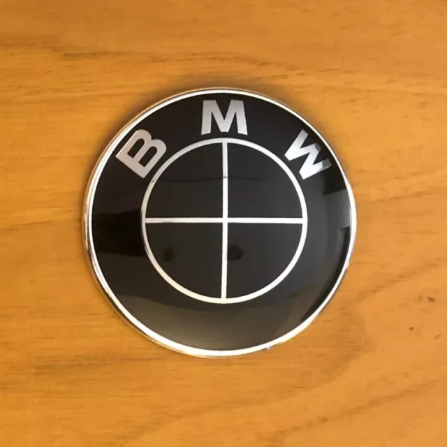 Stemma BMW fregio logo emblema per cofano e baule da 82mm 2 fori - colore nero