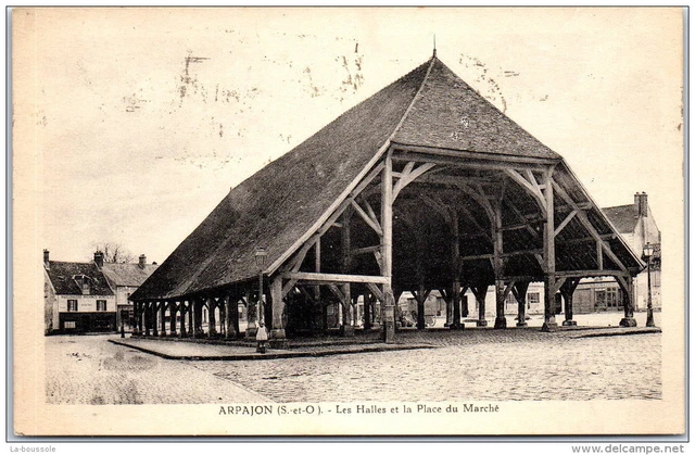 91 ARPAJON - Les halles et la place du Marche
