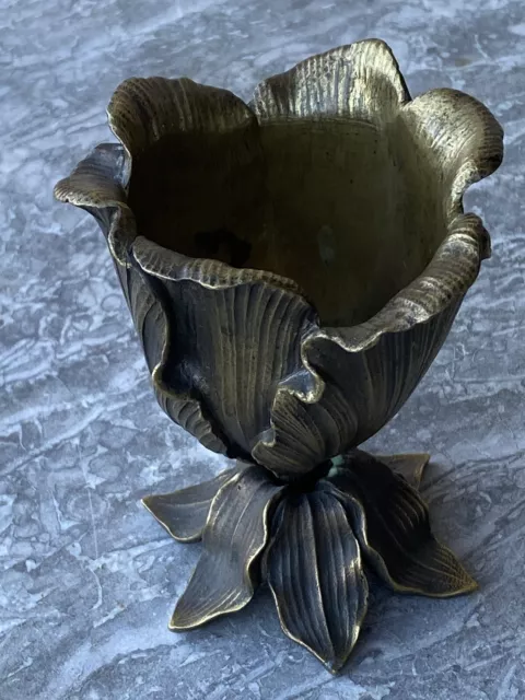 Petit Vase En Bronze Art Nouveau , Fleur, Coupe,