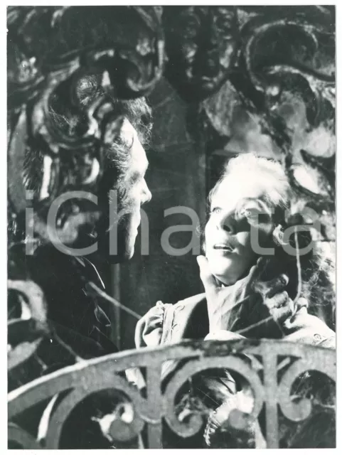 1940 ca CINEMA ITALIA Film in costume - Coppia in un castello - Foto di scena