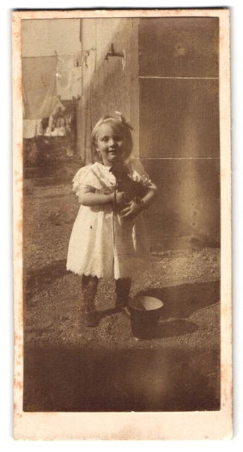 Fotografie unbekannter Fotograf und Ort, Portrait kleines Mädchen im Kleid mit