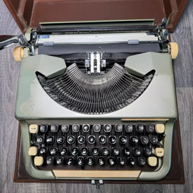 Imperial Good Companion Model 6 Portable Typewriter in Original Hard Case (1962) 3