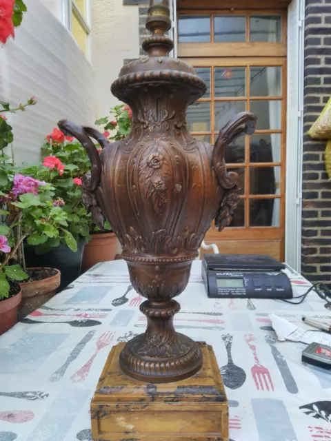 Vase rocaille en régule monté en lampe. Bel état, beau travail début XXème
