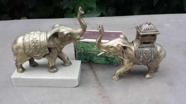2 anciennes sculptures d'éléphants d’Asie en métal dont 1 avec baldaquin