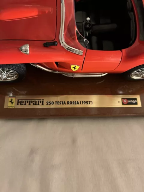 Burago Ferrari Testarossa 1957 1:18 Auf Holzsockel