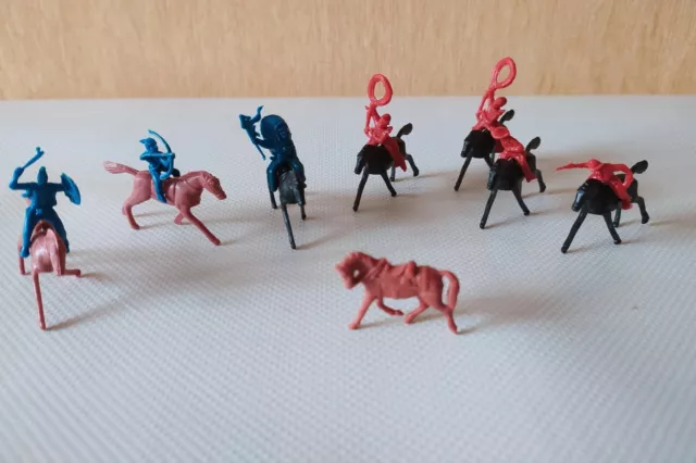 Lot de personnages miniatures en plastique années 60 indien, cowboy et chevaux