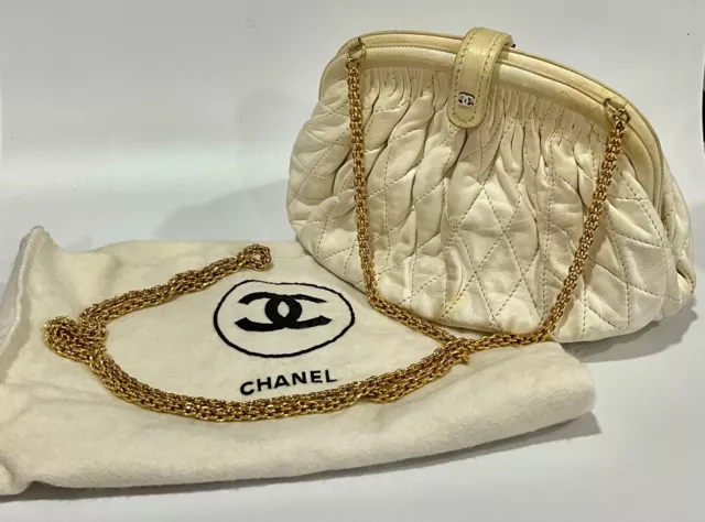 Chanel Vintage Beige Leather Kisslock Clutch Purse – Amarcord