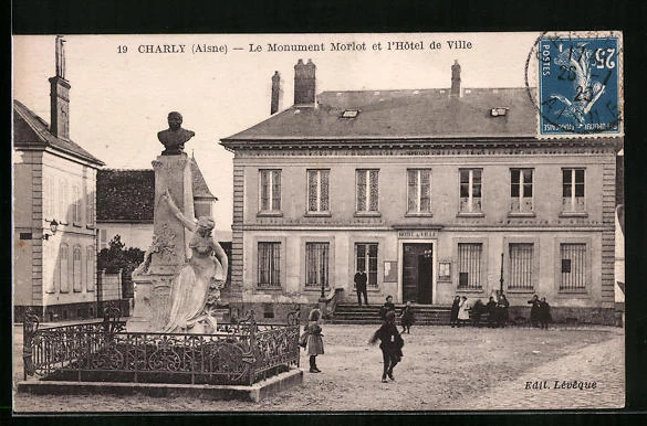 CPA Charly, Le Monument Morlot et l´Hotel de Ville 1920