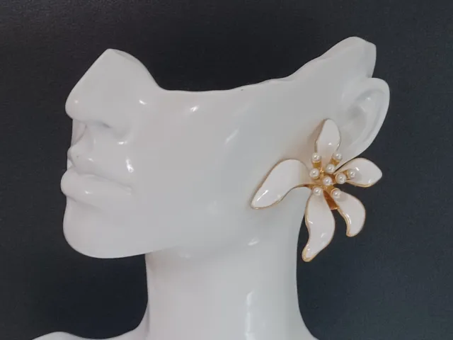 Oscar de la Renta- Boucles d'oreilles- Grande fleur émaillée en blanc.