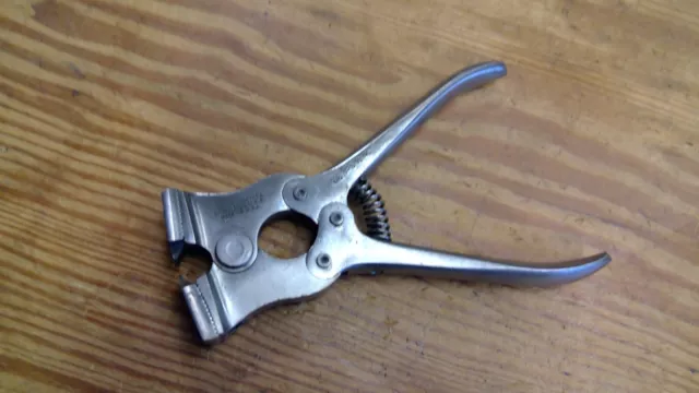 Vintage L.S. Starrett Co. No. 1-5 1/2 in Wire Puller Stringer Athol MA USA