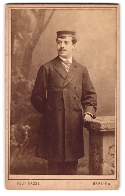 Fotografie Felix Hasse, Berlin, preußischer Student im Anzug mit Couleur posier
